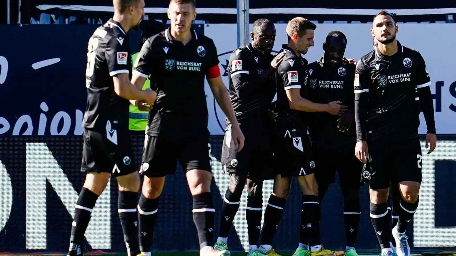 Sandhausen feiert im Heimspiel gegen Magdeburg einen wichtigen Sieg. (Foto: Uwe Anspach/dpa)