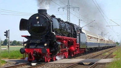 Die Dampflok 012 104-6 legt am 1. Juni auf dem Weg nach Koblenz einen Halt in Neustadt ein. (Foto: Michael Lenzen)