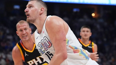 Nikola Jokic ragt heraus. (Foto: David Zalubowski/AP/dpa)