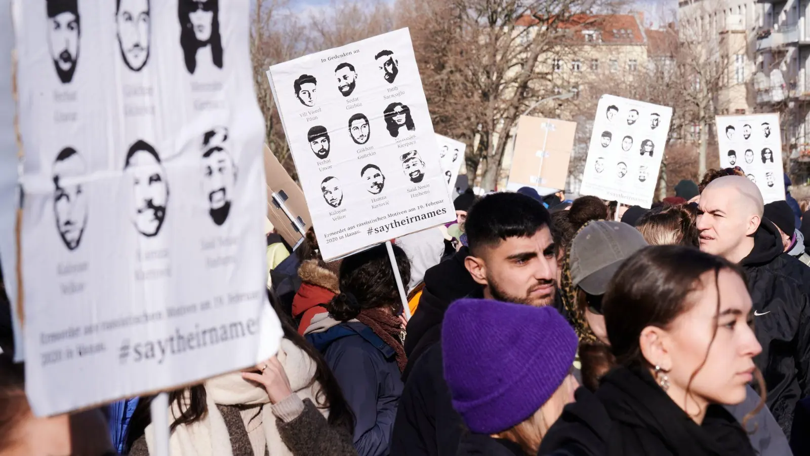 Gedenken in Hanau: Auf Plakaten sind die Namen und Gesichter der neun Menschen zu sehen, die vor drei Jahren ermordet wurden. (Foto: Annette Riedl/dpa)