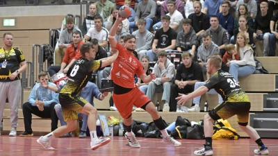 Mit neun Treffern war Anton Ehrlinger (im roten Trikot) der überragende Werfer beim 39:31 Sieg des TSV Rothenburg gegen die HSG Lauf-Heroldsberg (links Lukas Reisinger, rechts Ralf Schneider). (Foto: Martin Rügner)