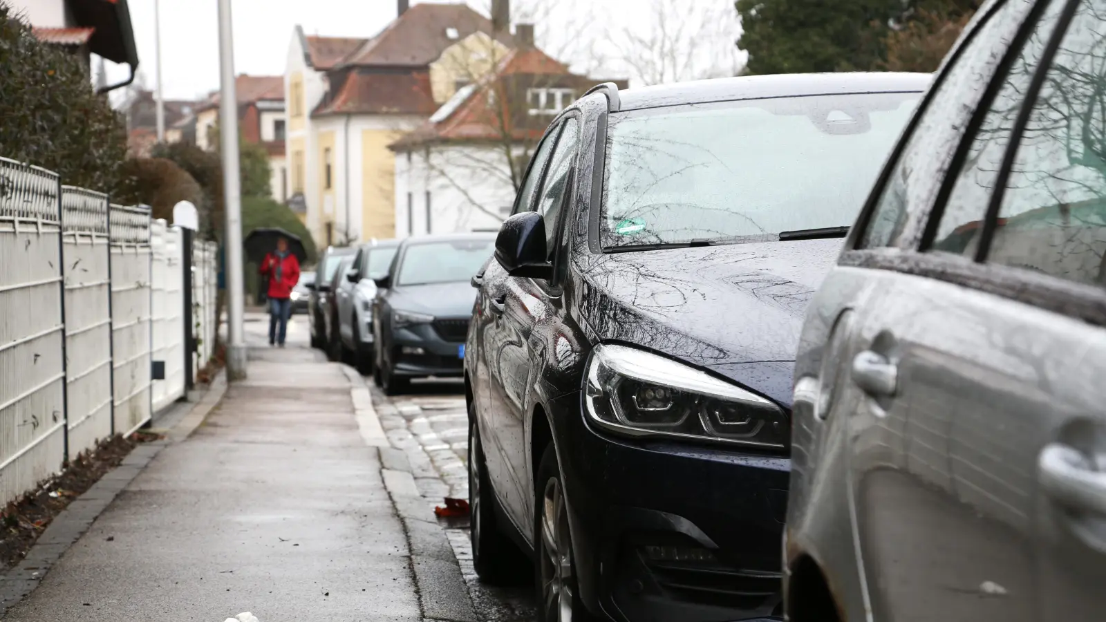 Parkende Autos entlang der schmalen Gehwege: Bei der Umgestaltung der Welserstraße sollen die Bürgersteige breiter werden und die Parkplätze komplett entfallen. (Foto: Tizian Gerbing)