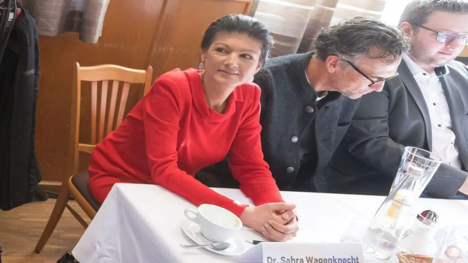 Zum Aschermittwoch reiste Sahra Wagenknecht (rotes Kleid) für eine Rede nach Passau. Bei der Gründung des Landesverbandes Bayern im November wird sie wohl nicht dabei sein. (Archivbild)   (Foto: Lukas Barth/dpa)