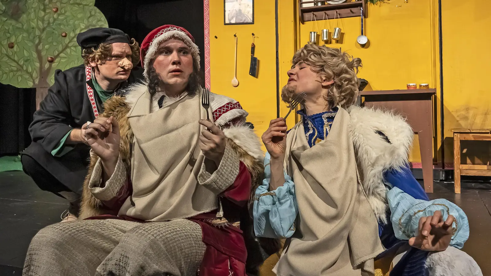 Ob die Pastete Souzeraine den hohen Herrschaften schmeckt? Zwerg Nase hat die schwierige Speise zubereitet – eine Szene mit Yannik Dirksen, Jan Fritz Meier und Claudia Roth (von links). (Foto: Landestheater/Hans von Draminski)