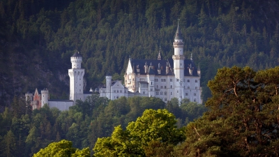 Das Schloss Neuschwanstein im Morgenlicht. (Foto: Karl-Josef Hildenbrand/dpa)