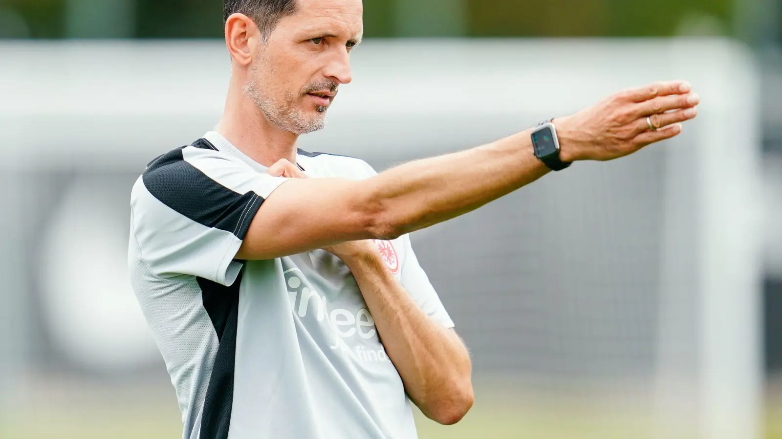 Eintracht Frankfurts Trainer Dino Toppmöller hofft auf einen guten Start in die Europa League. (Foto: Uwe Anspach/dpa)