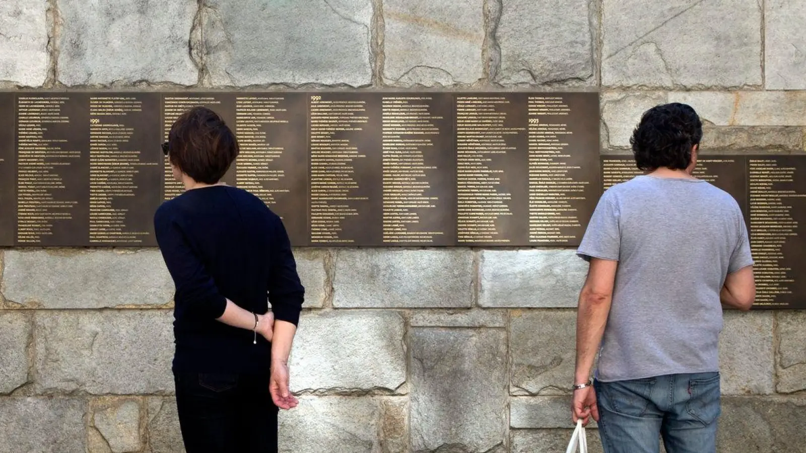 Die Mur des Justes (Mauer der Gerechten) neben der Shoah-Gedenkstätte ist beschmiert worden. (Foto: Etienne Laurent/dpa)