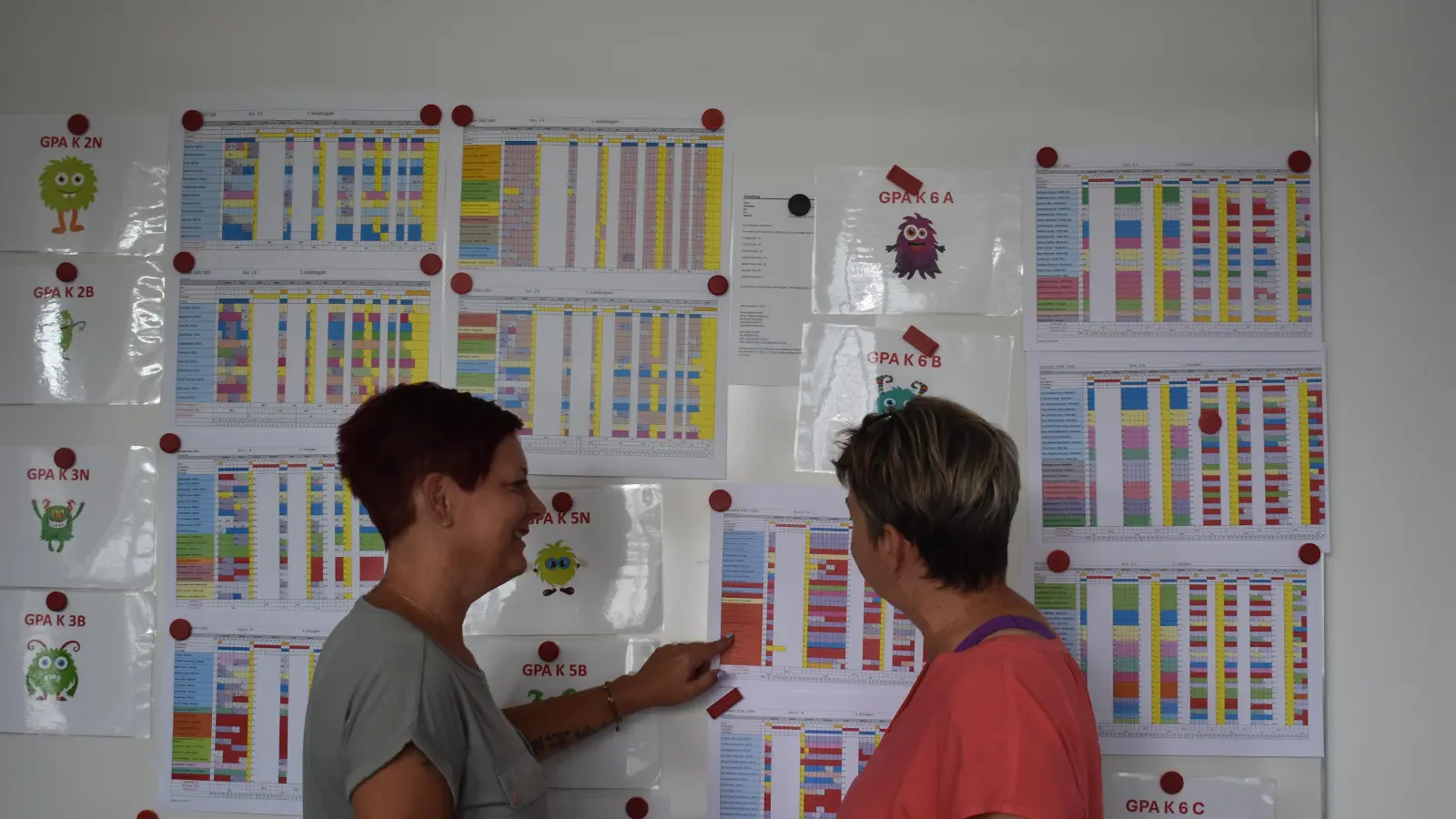 Andrea Hirsch (links) und Angela Khavvam besprechen die Ausbildungspläne. (Foto: Ute Niephaus)