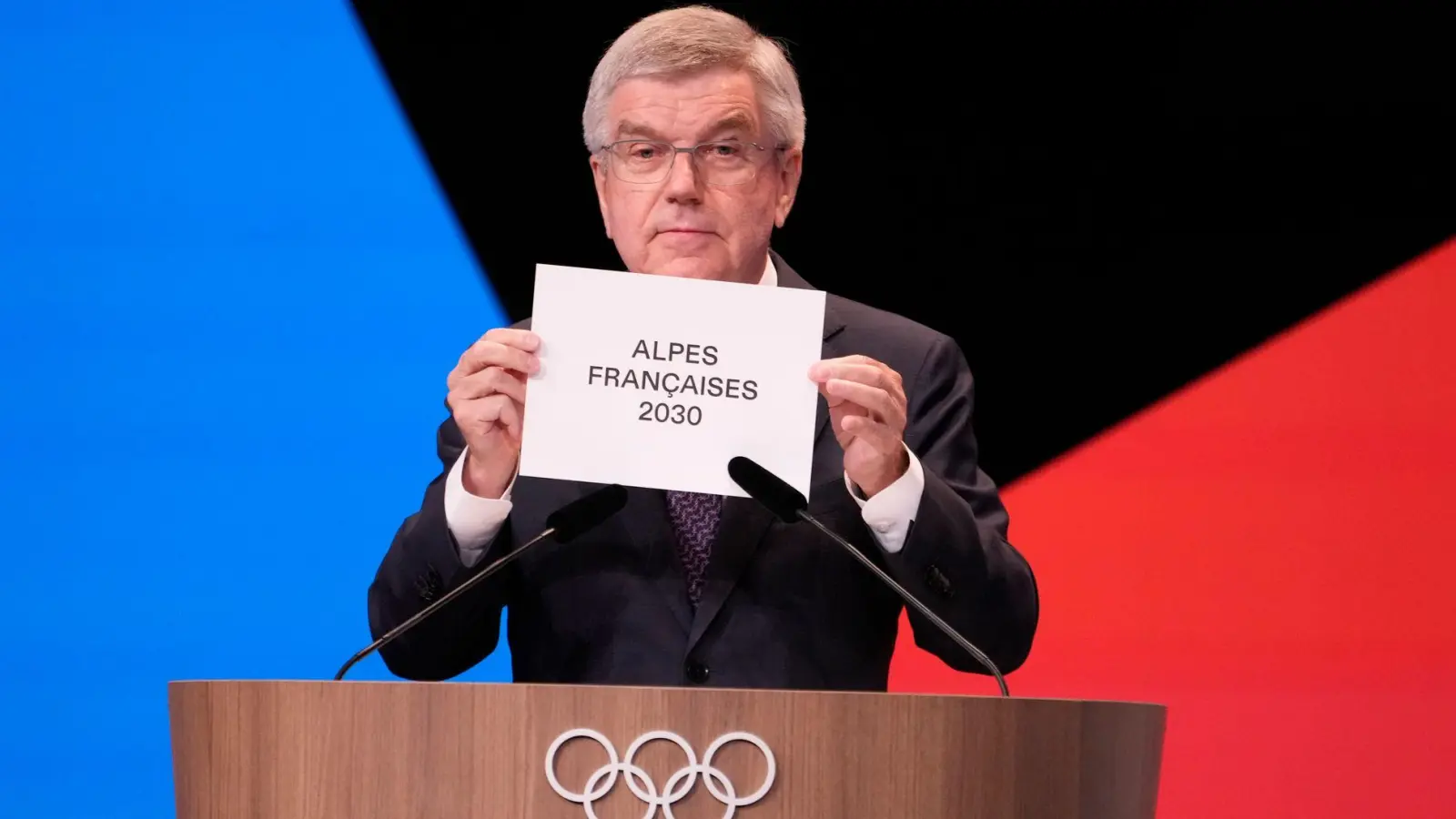 IOC-Präsident Thomas Bach verkündet die Vergabe der Winterspiele 2030 an Frankreich. (Foto: David Goldman/AP/dpa)