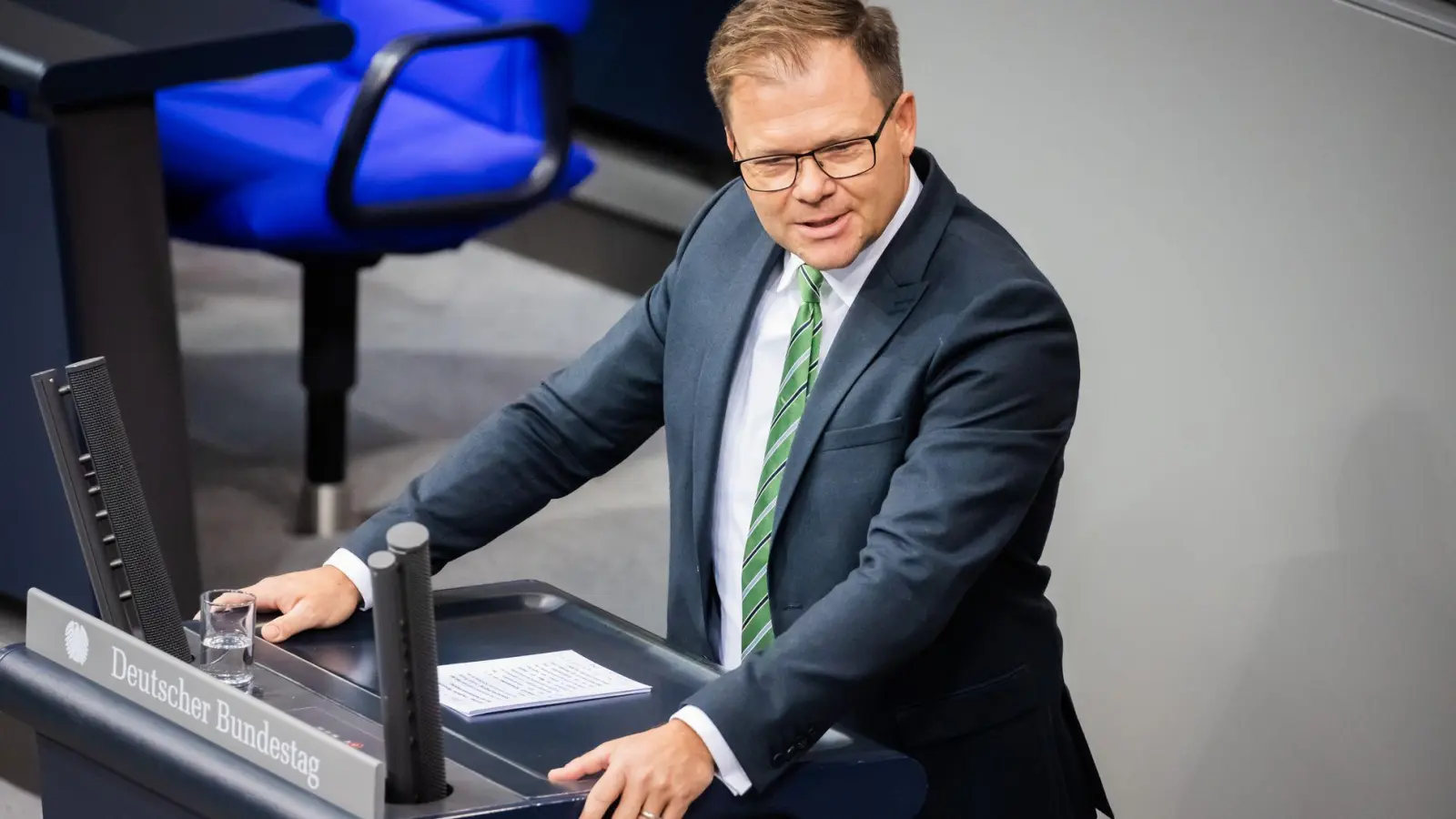 Für Carsten Schneider (SPD) handelt CSU-Chef Söder mit seiner Kritik am Länderfinanzausgleich überaus unsolidarisch. (Archivbild) (Foto: Christoph Soeder/dpa)