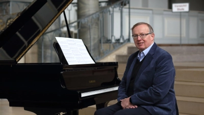 Beschließt mit „Eternal Lights“ eine Licht-Trilogie aus Klavierzyklen: Johannes Rauh. Am 16. November führt er den neuen Zyklus in der Ansbacher Gumbertuskirche auf. (Foto: Thomas Wirth)