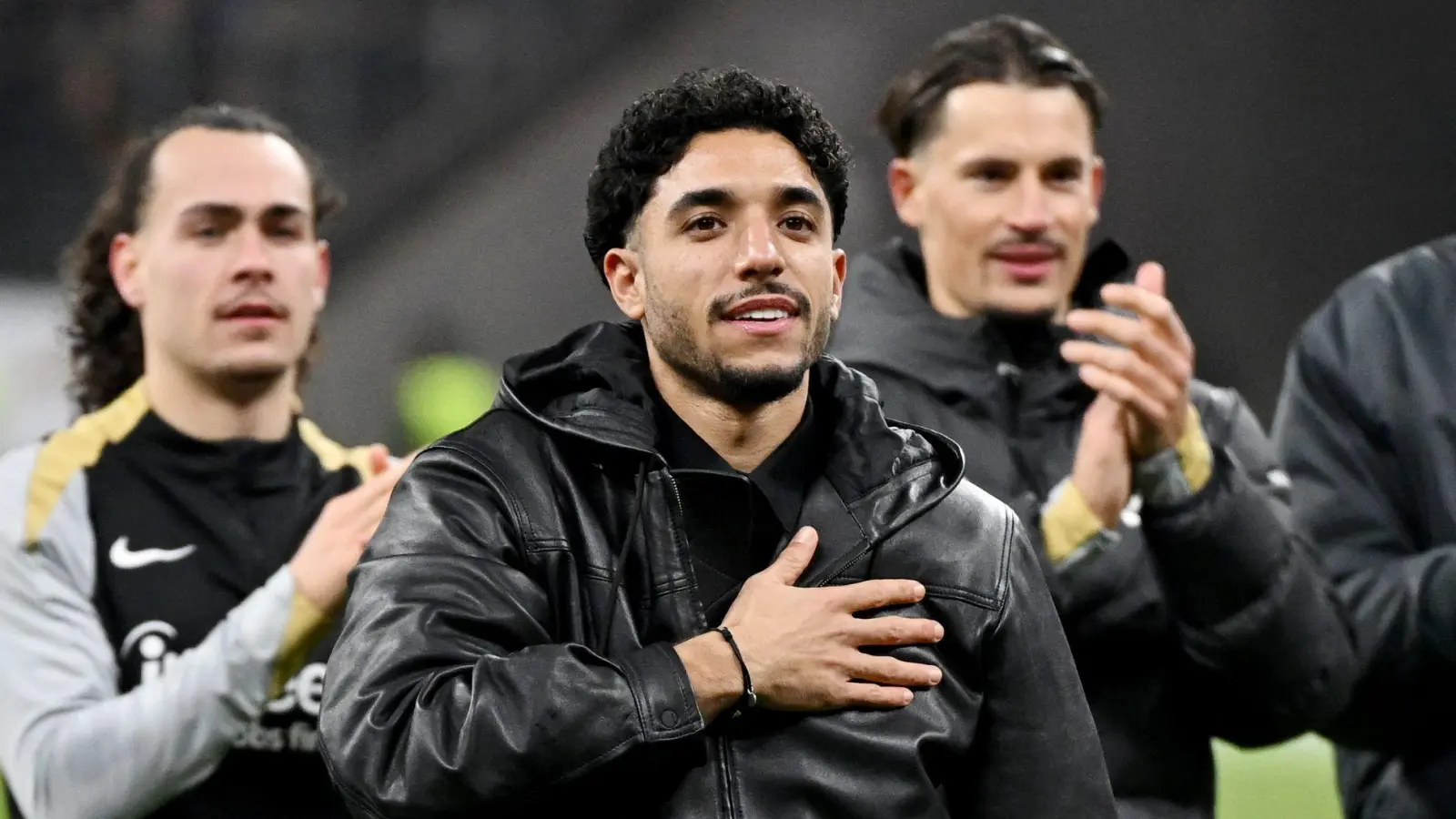 Omar Marmoush (2vl) vor der Frankfurter Kurve. (Foto: Arne Dedert/dpa)