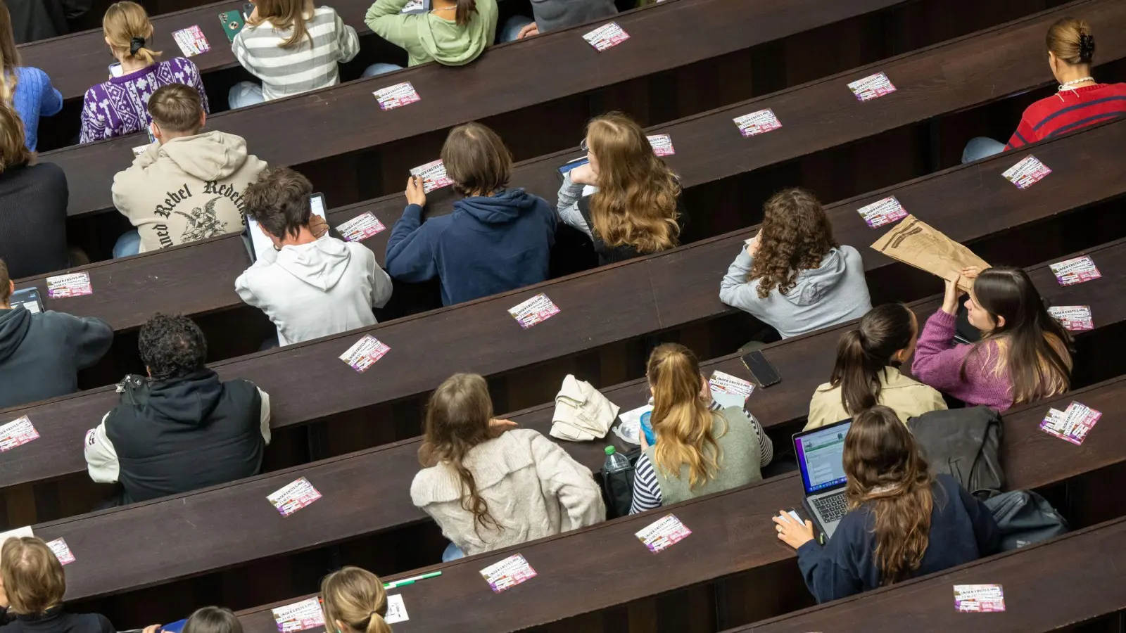 Finanzielle Starthilfe: Studierende unter 25 Jahren aus einkommensschwachen Familien können eine Einmalzahlung von 1.000 Euro erhalten. (Foto: Peter Kneffel/dpa/dpa-tmn)