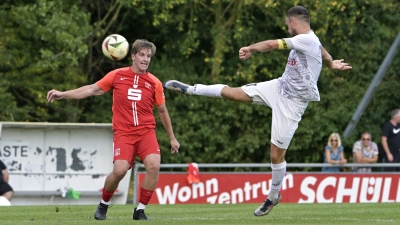 Mit 4:1 gewannen die Spfr Dinkelsbühl (links Martin Proske) vor einer Woche bei der SG TSV/DJK Herrieden (Kai Regner). Am Samstag empfangen die Sportfreunde den TSV Meckenhausen, die Herrieder müssen am Sonntag zum SV Arberg. (Foto: Martin Rügner)