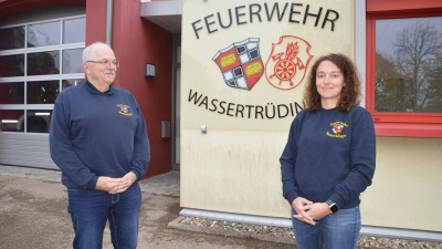 Lena Loacher ist stolz, in die Fußstapfen ihres Vaters zu treten, der 22 Jahre lang die Wassertrüdinger Wehr als Vorsitzender maßgeblich prägte. (Foto: Peter Tippl)