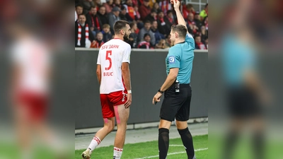 Harte Strafe für ein hartes Foul: Rasim Bulic von Jahn Regensburg ist für vier DFB-Pokalspiele gesperrt worden. (Foto: Daniel Löb/dpa)