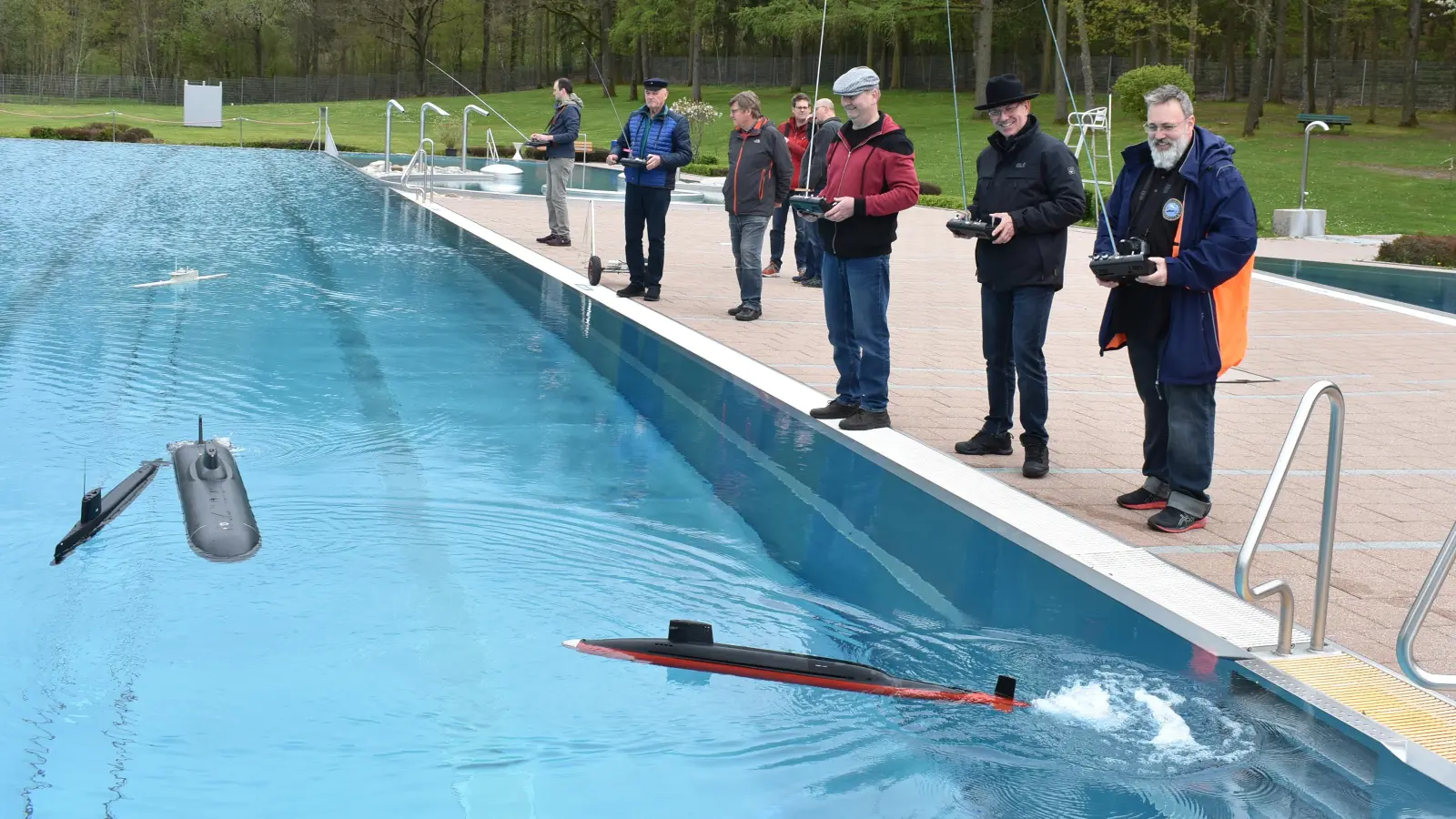 Zum U-Boot-Treffen hatte der Schiffsbaumodellclub Nürnberg ins Neustädter Waldbad geladen. Natürlich tauchten die Boote auch ab. Die Vereinsmitglieder sind sonst oft am Main-Donau-Kanal anzutreffen. (Foto: Ute Niephaus)