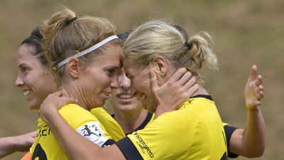 Geschafft: Leonie Haberäcker (links vorne und Torschützin Lisa Wich (rechts) bejubeln den 3:2-Siegtreffer gegen Meppen. (Foto: Martin Rügner)