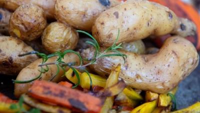 Verglichen mit anderen Bundesländern sind vegetarische und vegane Mahlzeiten in Bayern noch immer nur für eine ausgesprochene Minderheit die Speise der Wahl. Doch auch im Freistaat nimmt die Zahl derer, die auf tierische Produkte verzichten, deutlich zu. (Symbolbild) (Foto: Sven Hoppe/dpa)