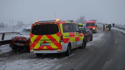 Bei Lehrberg waren drei Autos in einen Unfall auf schneebedeckter Fahrbahn verwickelt. (Foto: NEWS5 / Markus Zahn)