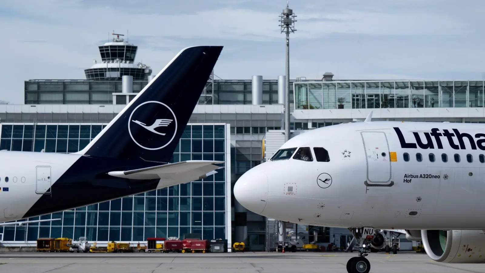 Flugzeuge der Lufthansa stehen am Flughafen München auf dem Rollfeld. (Foto: Sven Hoppe/dpa)