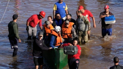 Im Kampf gegen die Fluten waren zahlreiche Feuerwehrleute und Katastrophenschützer im Einsatz. (Foto: Andre Penner/AP/dpa)