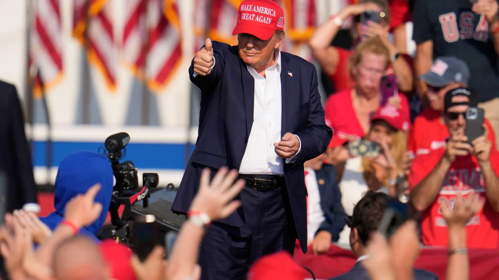 Die Rede- und Versammlungsfreiheit dürfe von nichts und niemandem eingeschränkt werden, teilt Trump mit.  (Foto: Gene J. Puskar/AP/dpa)