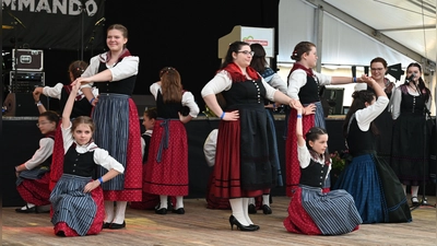 Die Jugendtanzgruppe der Eschenbacher Madli begeisterte das Publikum. Beim Auftritt sangen ehemalige Aktive mit. (Foto: Manfred Blendinger)