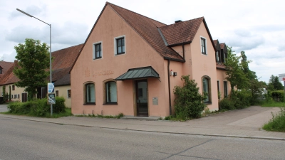 In dem ehemaligen Sparkassengebäude in Wieseth könnte der Tante-M-Laden betrieben werden. (Foto: Herbert Dinkel)