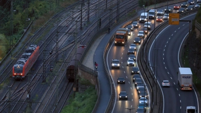 Für die Sanierung maroder Straßen, Schienen und Brücken schlagen die Verkehrsminister der Länder ein milliardenschweres Sondervermögen vor. (Archivbild) (Foto: Karl-Josef Hildenbrand/dpa)