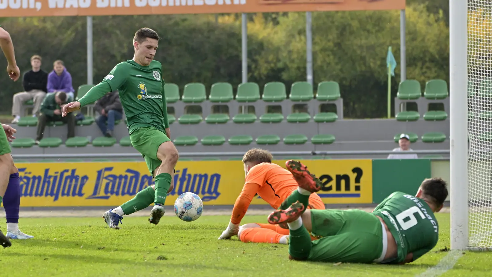 Der Bann ist gebrochen: Michael Sperr (links) erzielt hier das 1:0 für die SpVgg Ansbach, das Tobias Dietrich (rechts) aufgelegt hat. Augsburgs Torwart Patrick Sander ist geschlagen. (Foto: Martin Rügner)