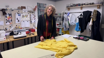 Astrid Natho in der Theater-Schneiderei: Häufig werden Kleidungsstücke aus dem Fundus umgearbeitet, am liebsten näht die Schneidermeisterin aber neue Kostüme nach eigenen Entwürfen. (Foto: Lara Hausleitner)