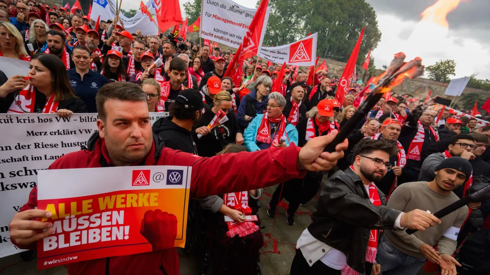 Bereits zur ersten Tarifrunde bei VW protestierten im September Tausende Metaller in Hannover vor dem Verhandlungssaal. (Archivbild) (Foto: Julian Stratenschulte/dpa)