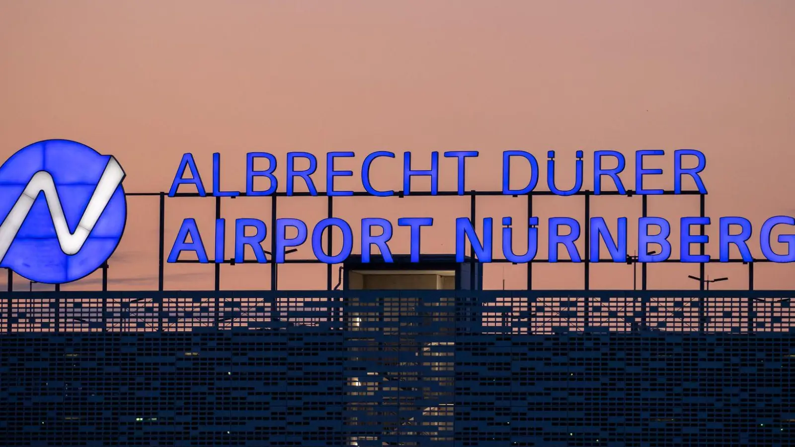 Computerprobleme beeinträchtigen auch den Flugbetrieb am Flughafen Nürnberg. (Archivbild) (Foto: Daniel Karmann/dpa)