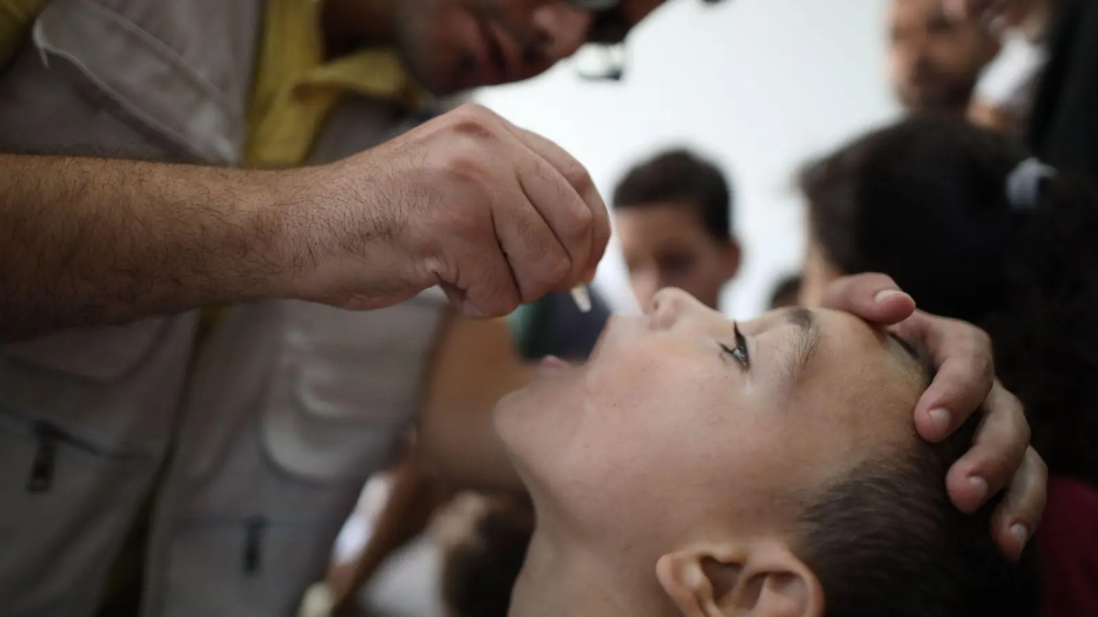 Im umkämpften Gazastreifen hat die zweite Runde der Polio-Impfungen begonnen. (Foto: Marwan Dawood/XinHua/dpa)