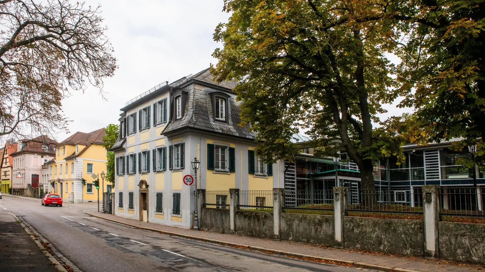 In der ehemaligen Direktorenvilla an der Schalkhäuser Straße werden unter anderem die Verwaltung und das Lehrerzimmer der Städtischen Musikschule Ansbach Platz finden. (Foto: Evi Lemberger)