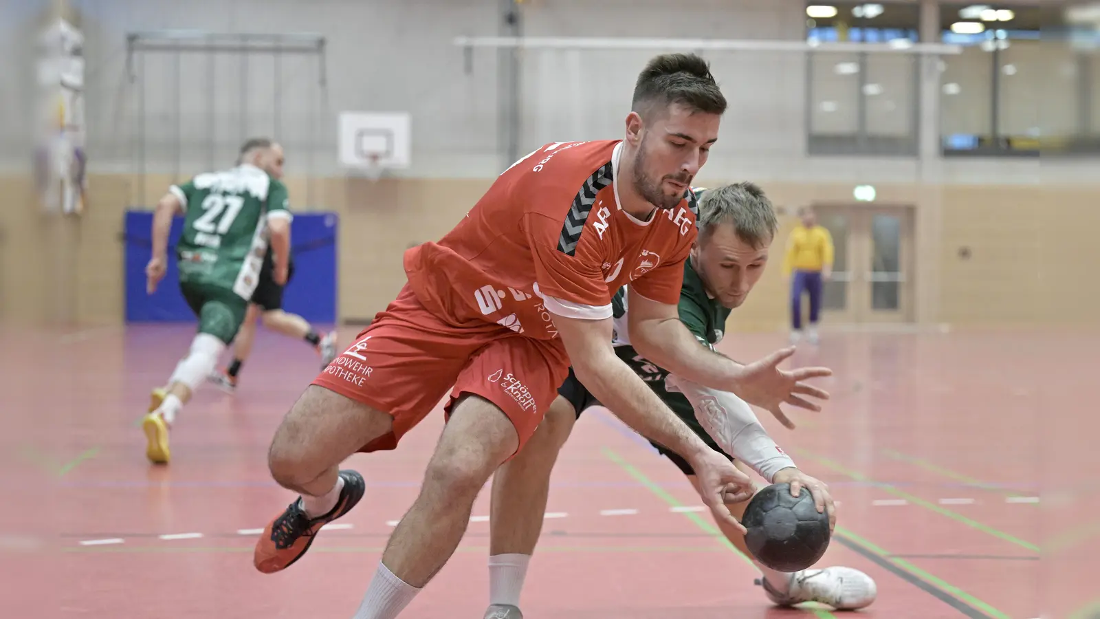 Auch Nedim Jasarevic (links, hier gegen Allach) hatte den Ball in Coburg nicht immer unter Kontrolle. (Foto: Martin Rügner)