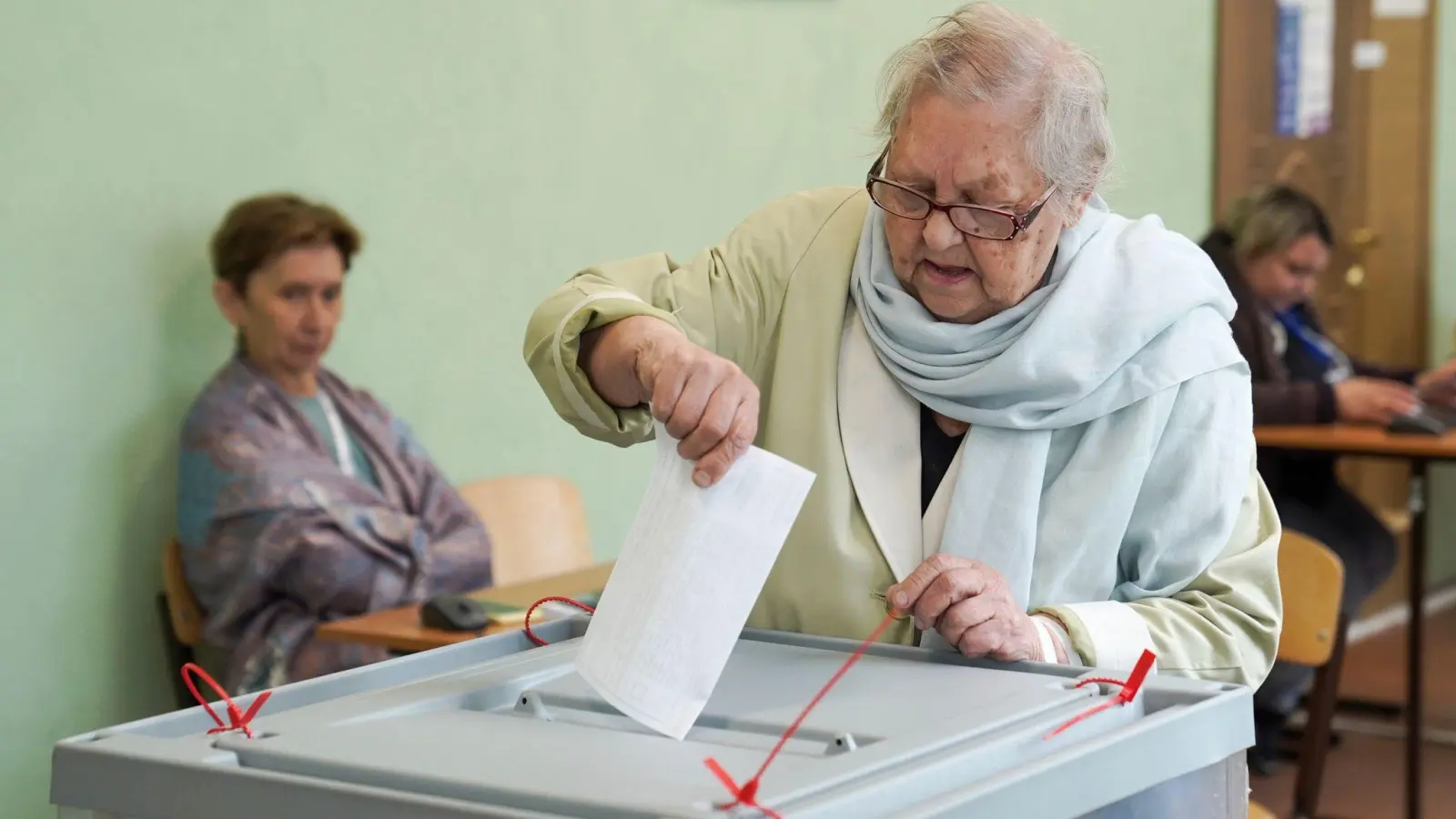 Millionen Menschen sind bei den Regionalwahlen zu Urnengängen aufgerufen. (Archivbild) (Foto: Pelagiya Tihonova/Moscow News Agency/AP/dpa)