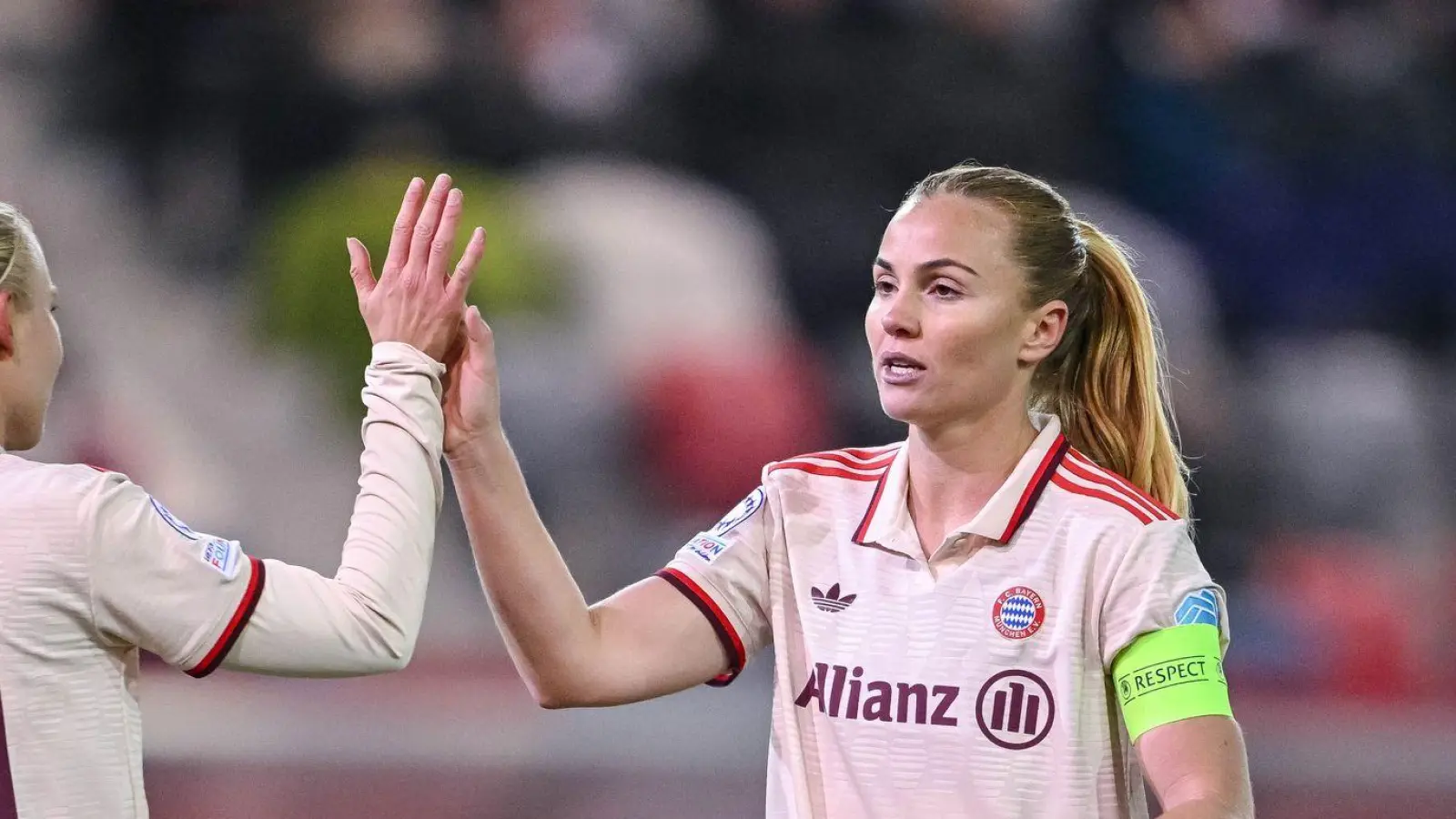 Pernille Harder (l) und Glodis Perla Viggosdottir feiern den Sieg gegen die Norwegerinnen. (Foto: Harry Langer/dpa)