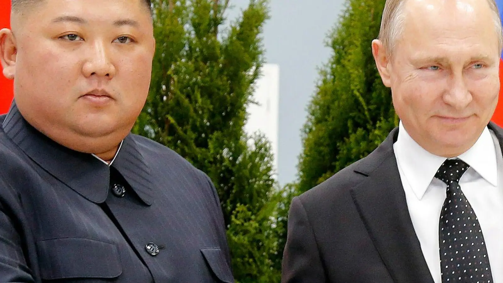 Nordkoreas Machthaber Kim Jong Un (l) hat im September Russland besucht und Präsident Wladimir Putin getroffen. Dabei beschlossen beide den Ausbau der Zusammenarbeit auf „allen Gebieten“. (Foto: Alexander Zemlianichenko/AP Pool/dpa)