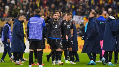 Kosovos Nationalmannschaft verlässt vorzeitig das Spielfeld.  (Foto: Alexandru Dobre/AP/dpa)