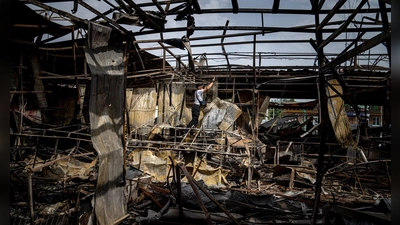 Die Stadt Nikopol im Gebiet Dnipropetrowsk ist immer wieder Ziel russischer Angriffe. (Archivbild) (Foto: Evgeniy Maloletka/AP/dpa)