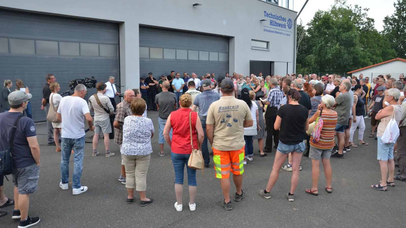 Eine zumindest zu Beginn aufgeheizte Stimmung herrschte bei der Informationsversammlung zum geplanten Containerdorf im Neustädter Gewerbegebiet Kleinerlbach. (Foto: Patrick Lauer)