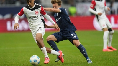 Frankfurts Nathaniel Brown (l) gelang gegen den VfL Bochum ein perfektes Startelf-Debüt für die Eintracht in der Bundesliga. (Foto: Thomas Frey/dpa)