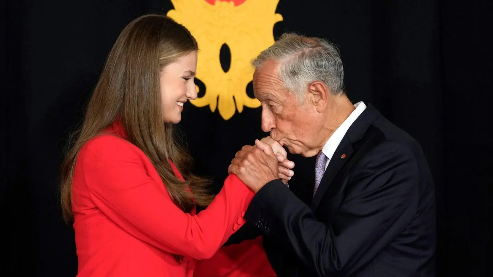 Portugals Präsident Rebelo de Sousa verlieh Leonor das Großkreuz des Christusordens. (Foto: Armando Franca/AP/dpa)