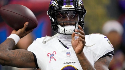 Lamar Jackson glänzte mit zwei geworfenen und einem erlaufenen Touchdown in Houston. (Foto: David J. Phillip/AP/dpa)