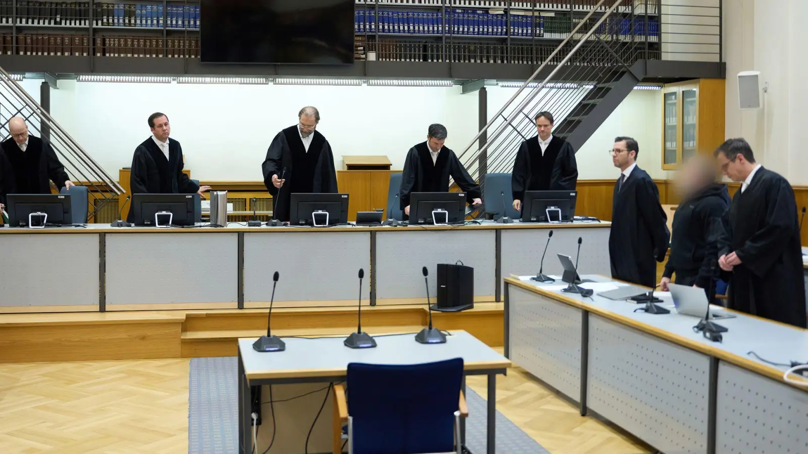 Ein Deutscher ist vor dem dem Oberlandesgericht Koblenz wegen Beihilfe zum Mord und Beihilfe zum Mordversuch freigesprochen worden. Archiv-Foto (Foto: Thomas Frey/dpa)