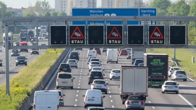 LKW und PKW stauen sich auf der Autobahn A8 in Richtung München. (Foto: Peter Kneffel/dpa)