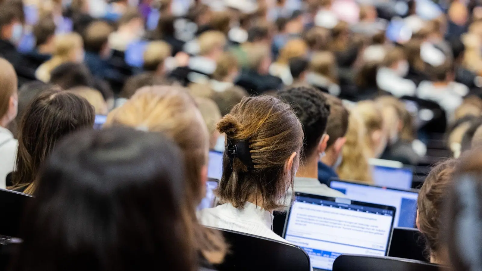 Studierende haben einer Umfrage zufolge mehr Gesundheitsprobleme. Demnach kämpfen sie öfter mit Stress, Rücken- und Kopfschmerzen und anderen Beschwerden als noch vor ein paar Jahren. (Foto: Rolf Vennenbernd/dpa)