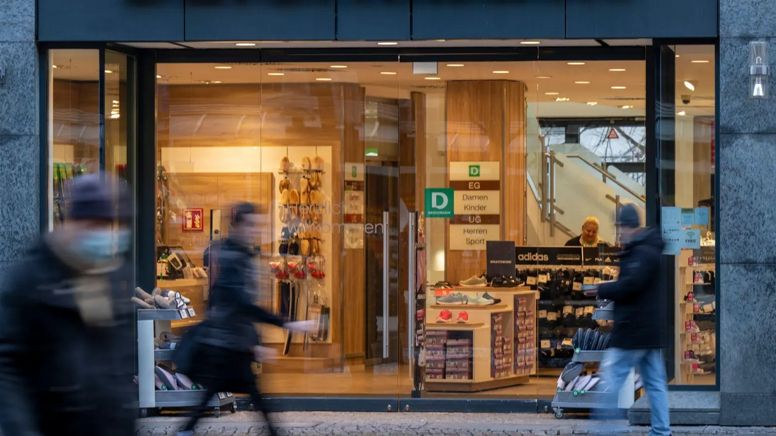 Der Schuhhändler Deichmann interessiert sich für die Schuh-Markenrechte von Esprit. (Archivbild) (Foto: Monika Skolimowska/dpa)